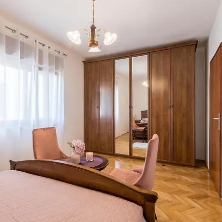 Apartment With Parking Spaces Kastel Stafilic, - 20662 *